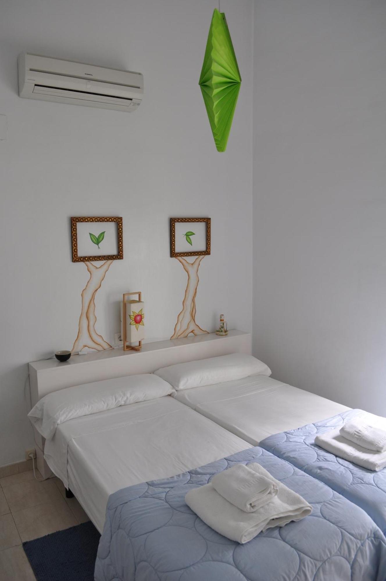 Apartamentos La Casa Pintada Caceres Bilik gambar
